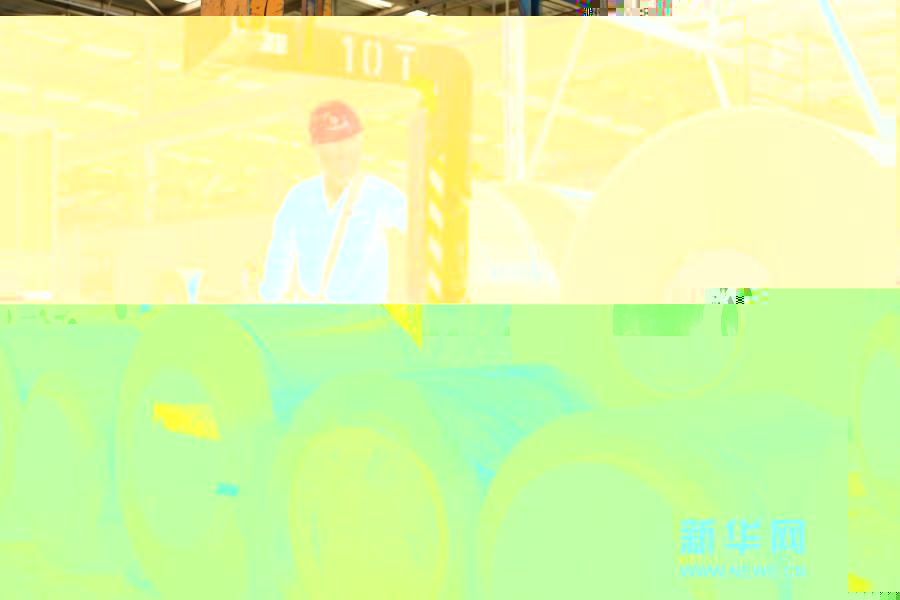 太鋼集團員工在操控超薄帶狀不鏽鋼的移動設備(2019年5月24日攝)。新華社記者 曹陽 攝