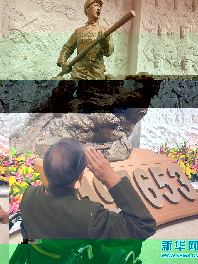 在紀念中國人民志願軍抗美援朝出國作戰70周年主題展覽上,杜文亮老人向抗美援朝英雄雕像敬禮(2020年10月27日攝)。新華社記者 任沁沁 攝