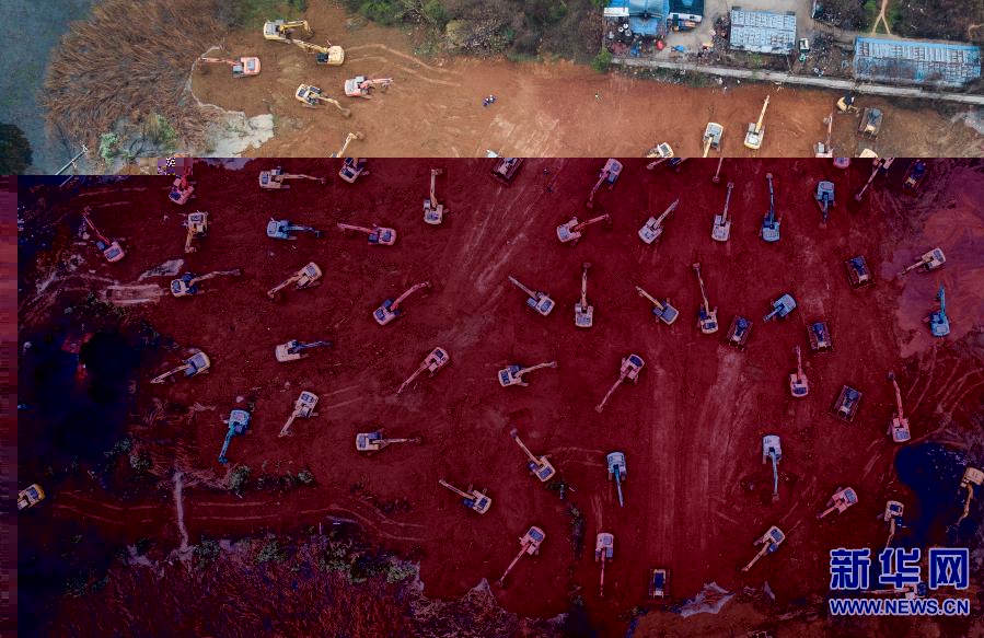大型機械在武漢火神山醫院建設工地施工(2020年1月24日攝,無人機照片)。新華社記者 肖藝九 攝